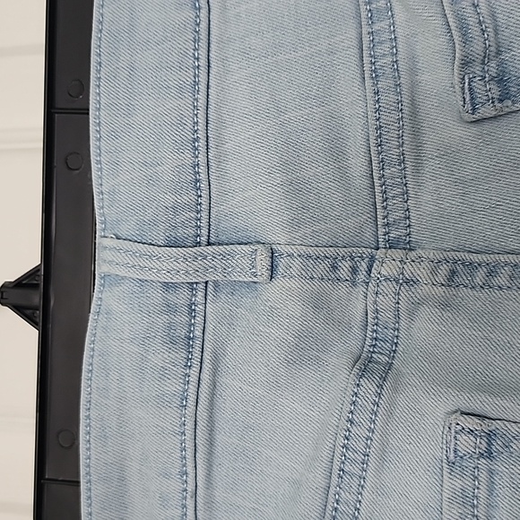 SIZE 16 OLD NAVY WOMAN'S DENIM SHORTS - Picture 7 of 9